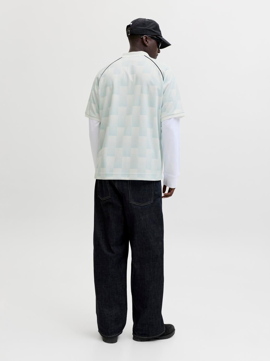 model_shot-back